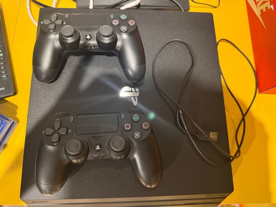 PS4 pro w stanie bardzo dobrym- cały zestaw