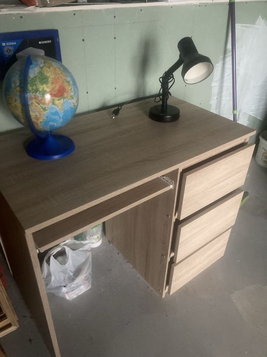 Biurko młodzieżowe Globus gratis.