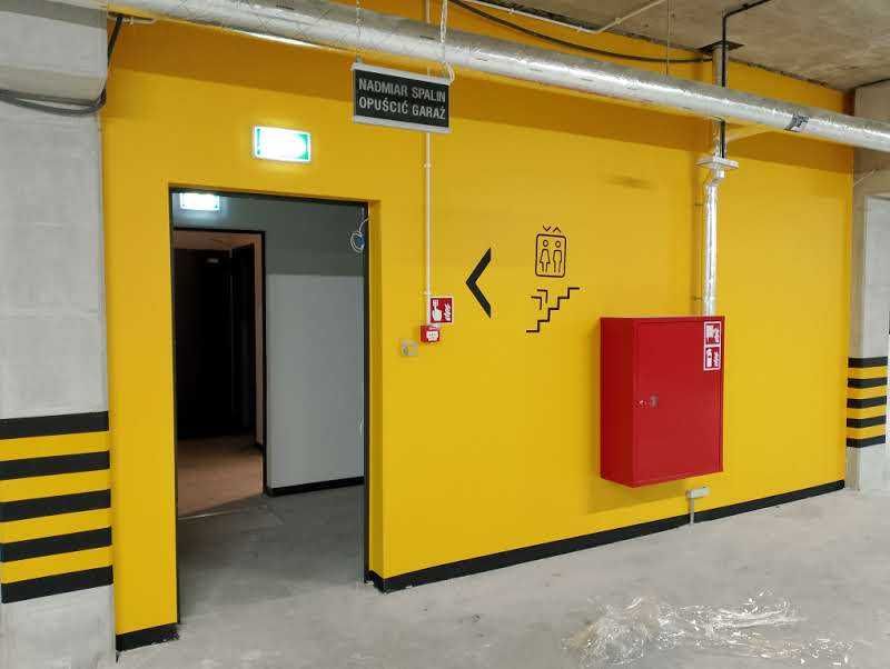 Oznakowanie poziome malowanie pasów linii znaki parking garaż