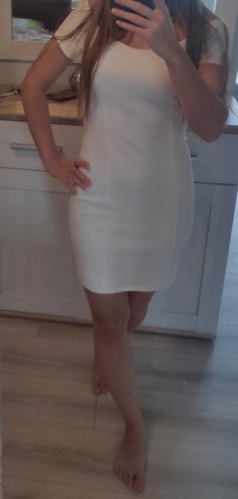 Sukienka pronto moda biala z odkrytymi ramionami na cienkich ramiączka