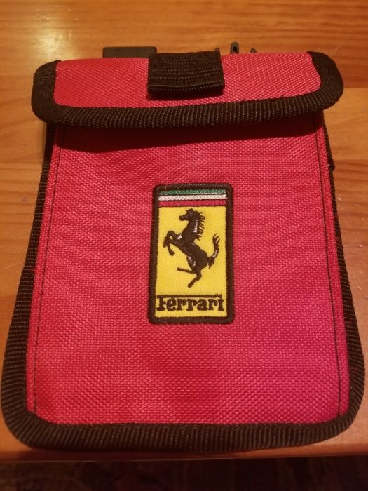 Bolsa pequena da FERRARI ( Produto Licenciado), como nova, sem alça