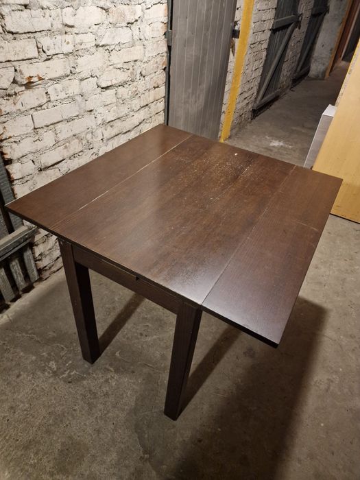Maly rozkladany stolik Ikea kolor wenge stan dobry