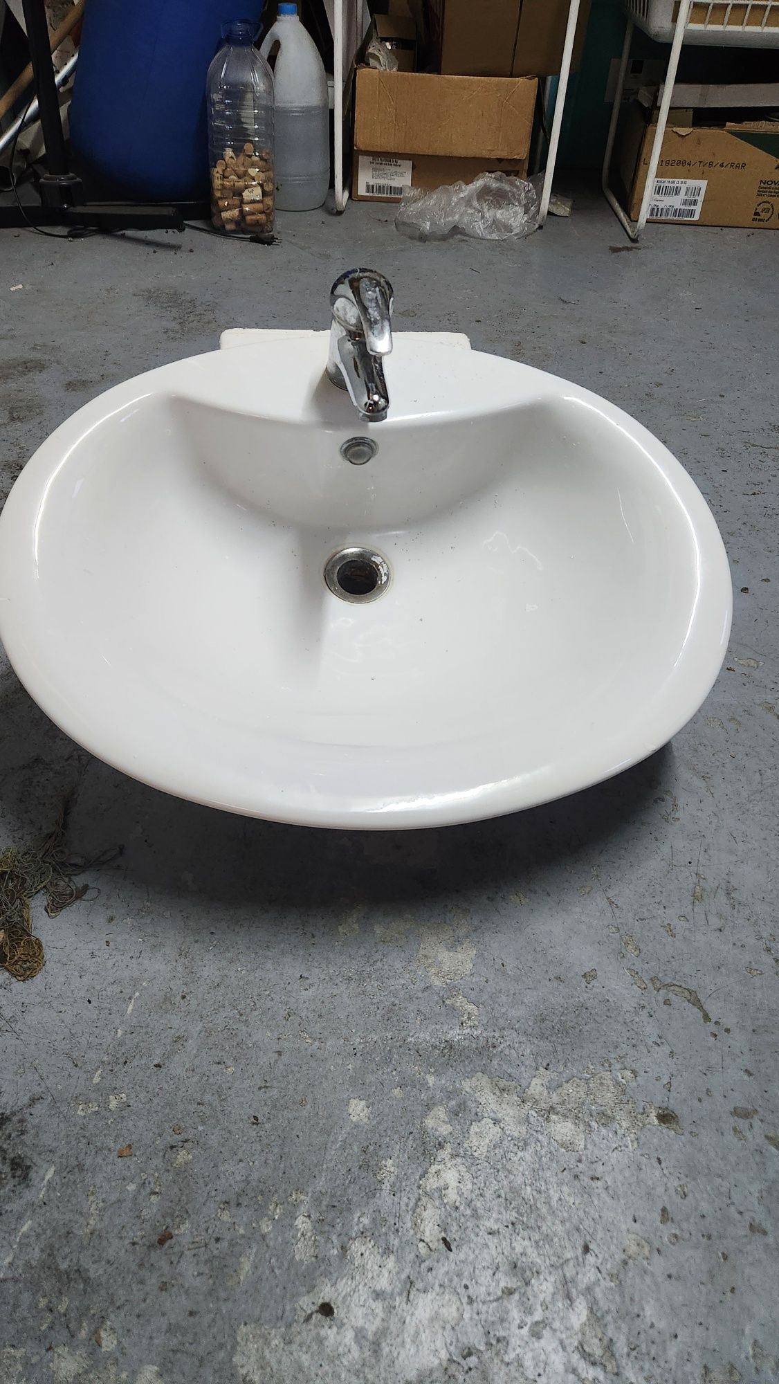Lavatório para casa de banho branco com torneira misturadora