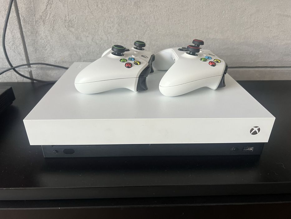 Xbox One X 1TB + 2 pady
