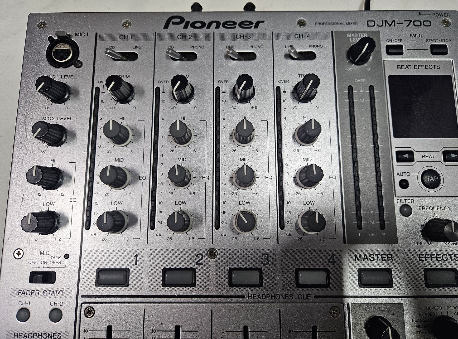 Pioneer DJM 700 mikser