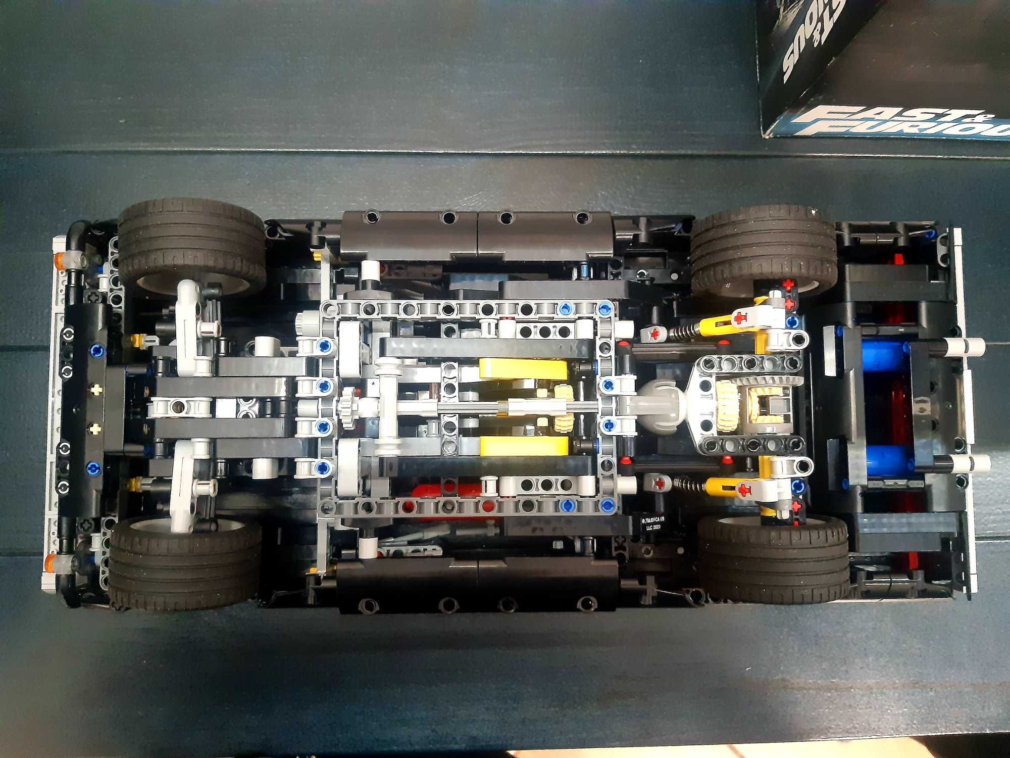 Конструктор LEGO Technic Dodge Charger (42111) є коробка та інструкція