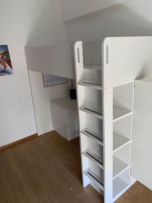 Beliche/Cama alta Ikea com secretaria, estante, armario e gavetas