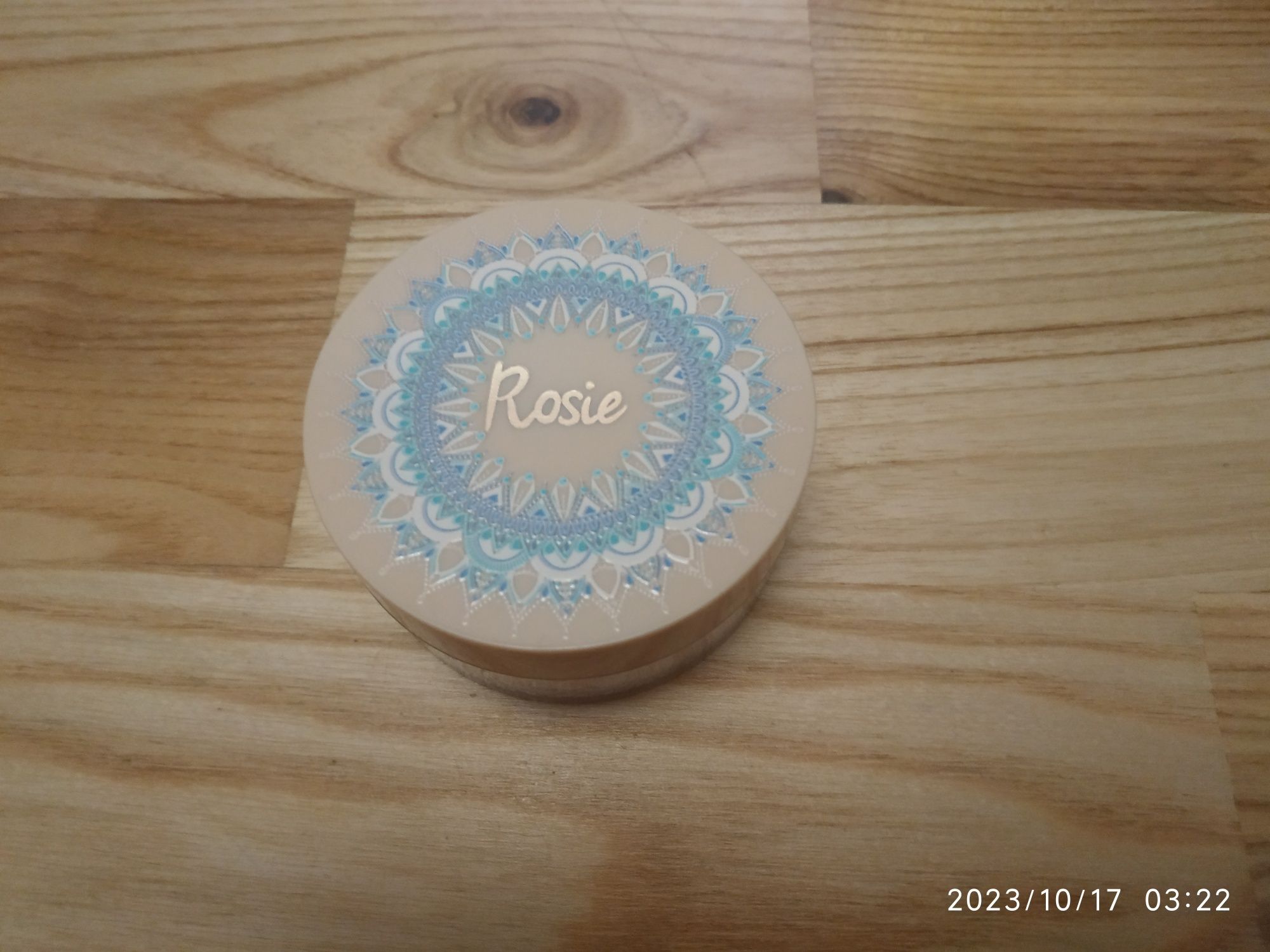 Nowy sypki puder rozświetlający Rosie Diamond Veil