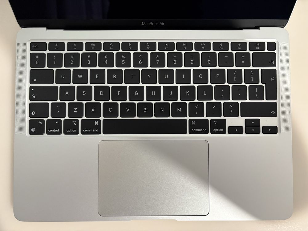 MacBook Air M1/16GB/256GB - stan idealny (37 cykli, bateria 96%)