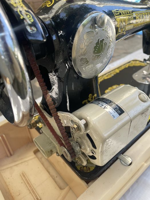 Máquina de costura portátil com motor elétrico, restaurada