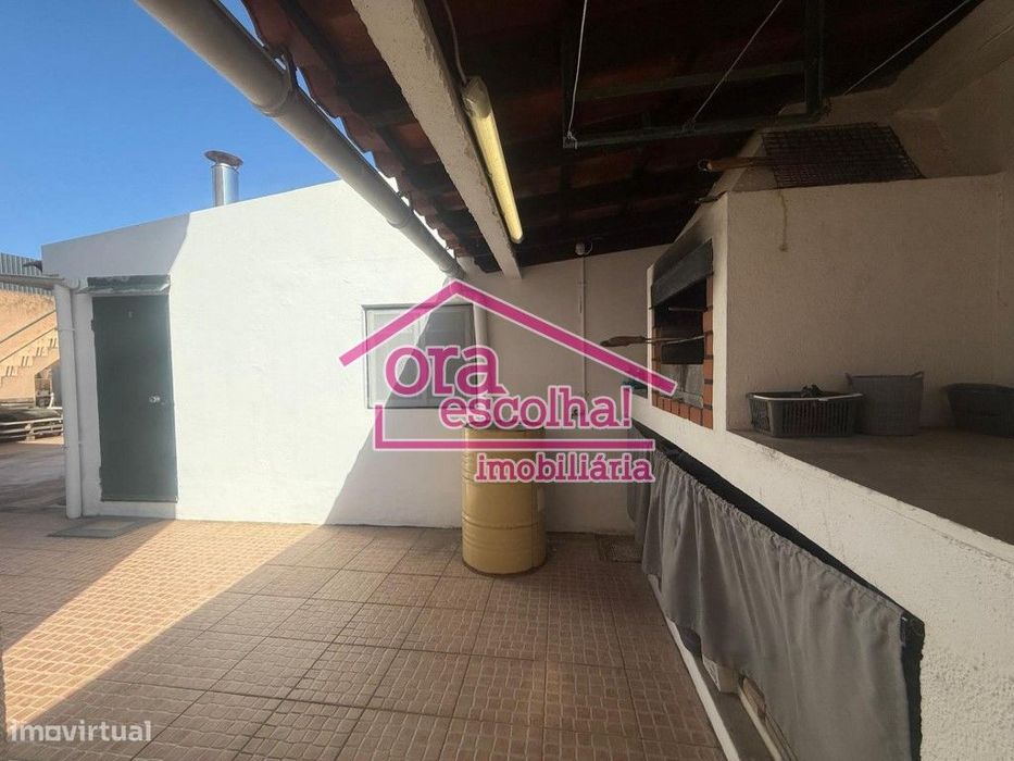 Anexo transformado em habitação T2 inserido numa moradia isolada na...
