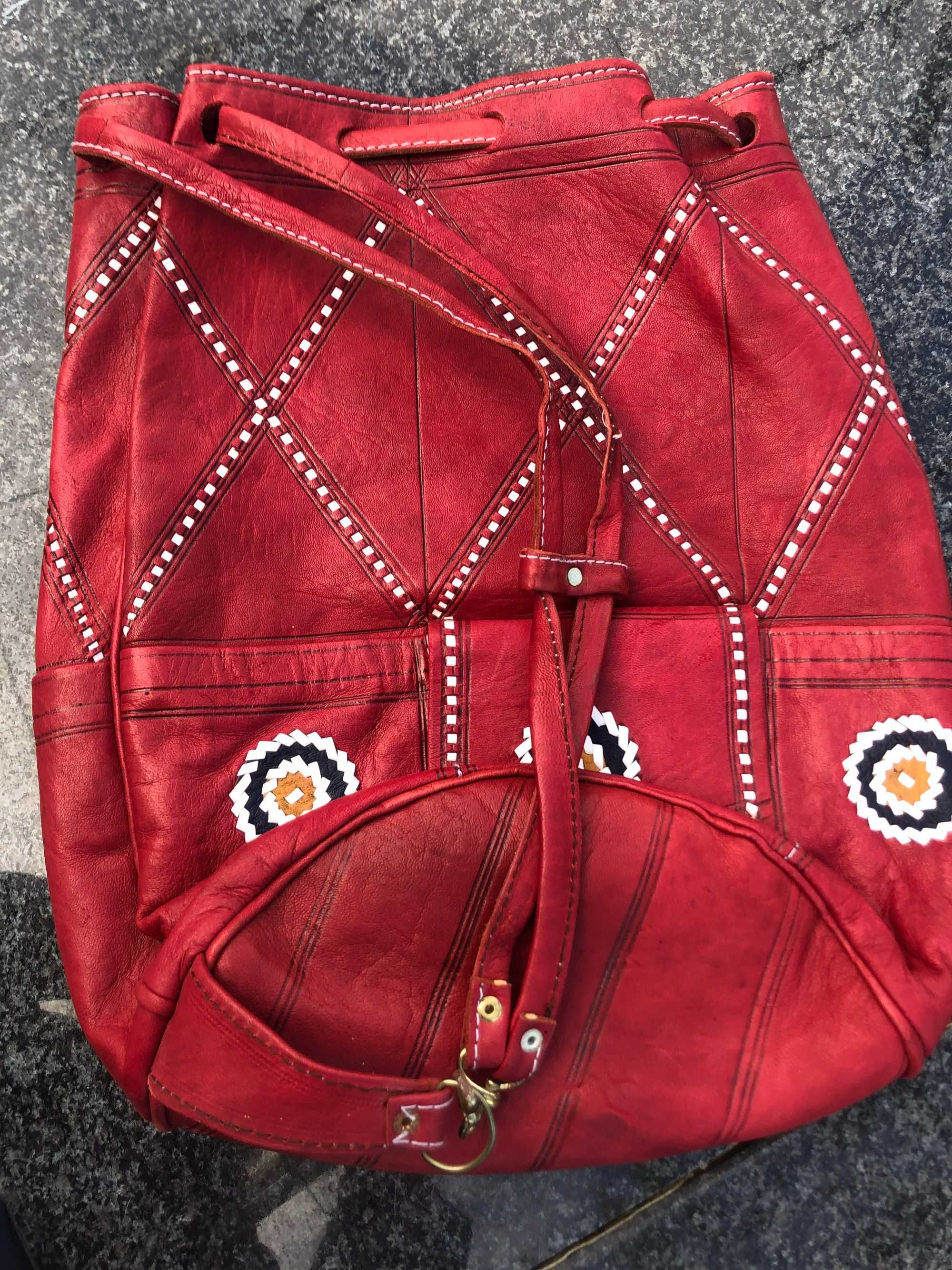 Mochila artesanal em pele