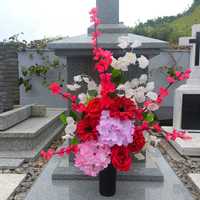 Bukiet na grób wiązanka na cmentarz pomnik róż czerwień wysoki
