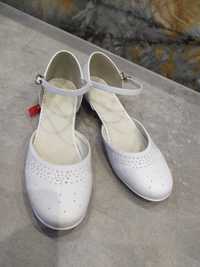 Białe buty na obcasie 39 Nelli blu