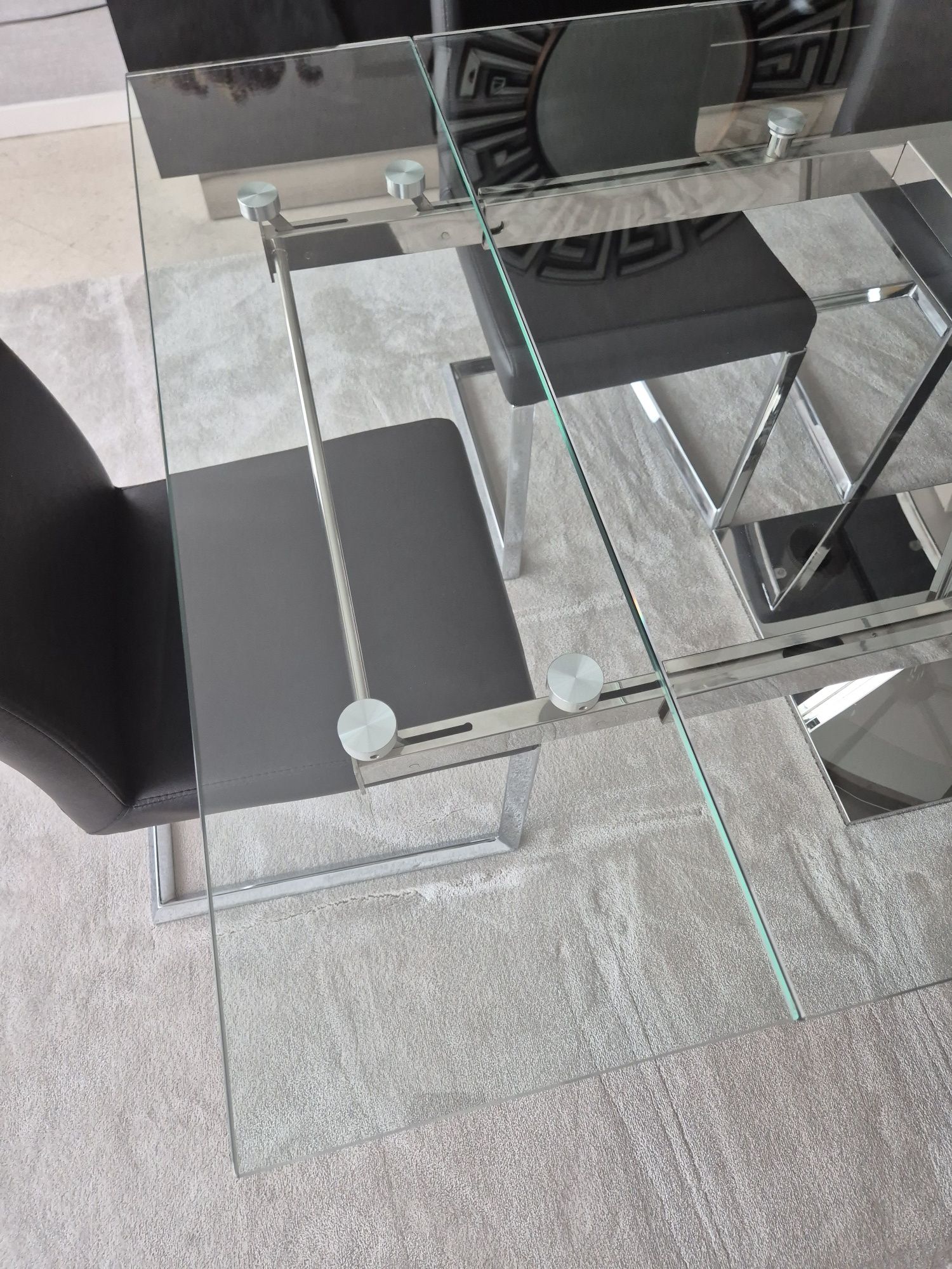 Mesa de jantar em inox e vidro com 8 cadeiras