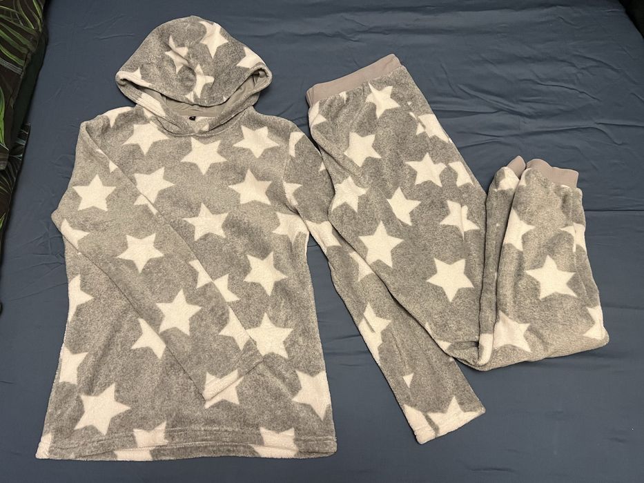 Szara z białymi gwiazdkami piżama polarowa S