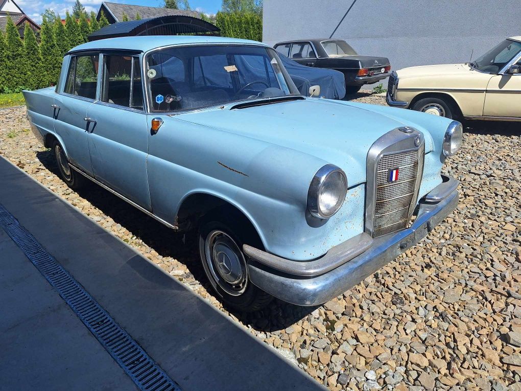 Zabytkowy mercedes w110 skrzydlak 1-szy lakier