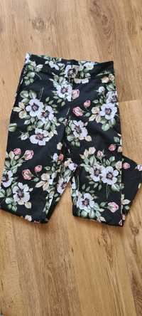 Rozciągliwe spodnie w kwiaty