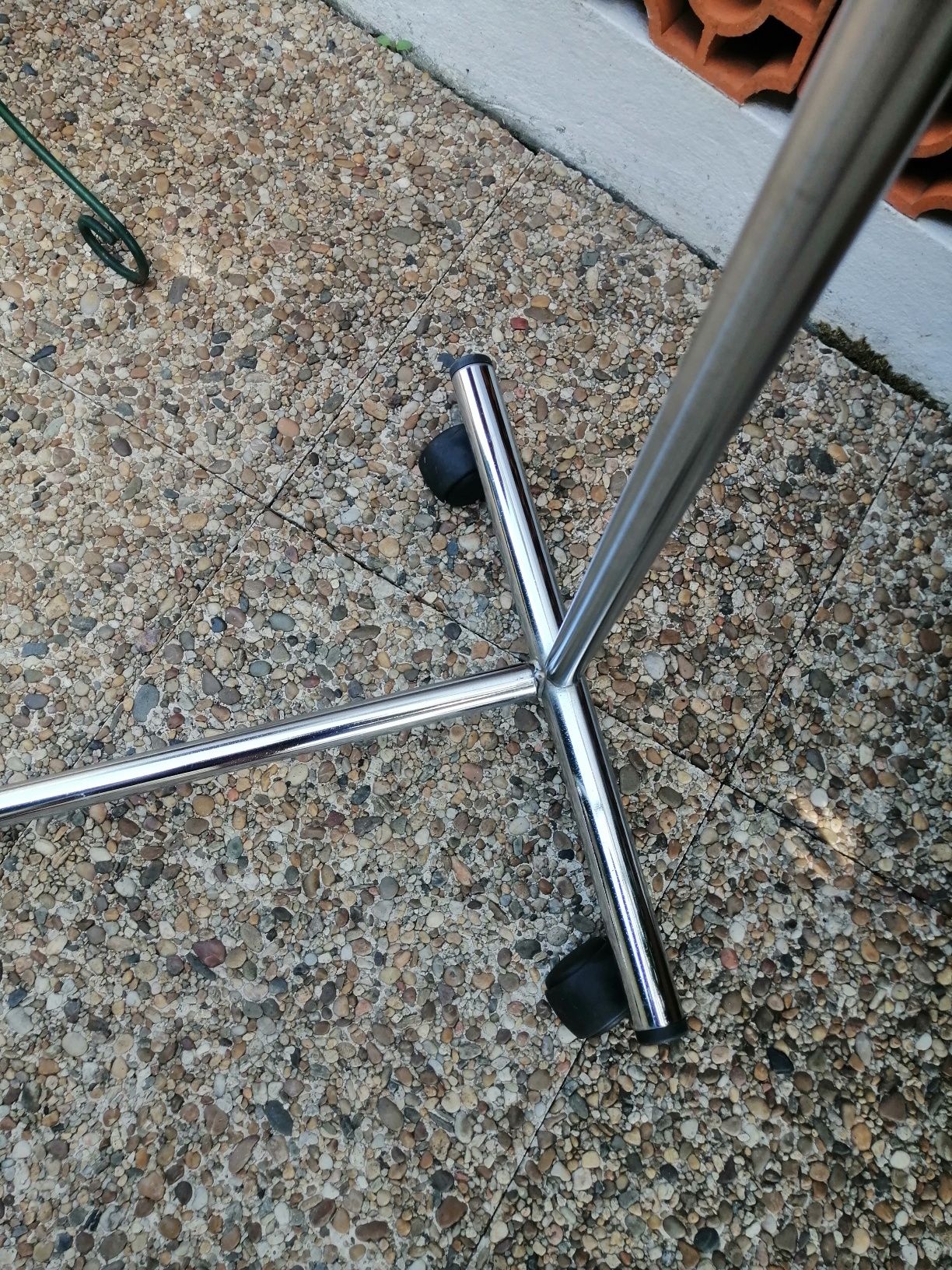 Charriot/suporte para crosetas de metal super maciço inoxidável.
Taman
