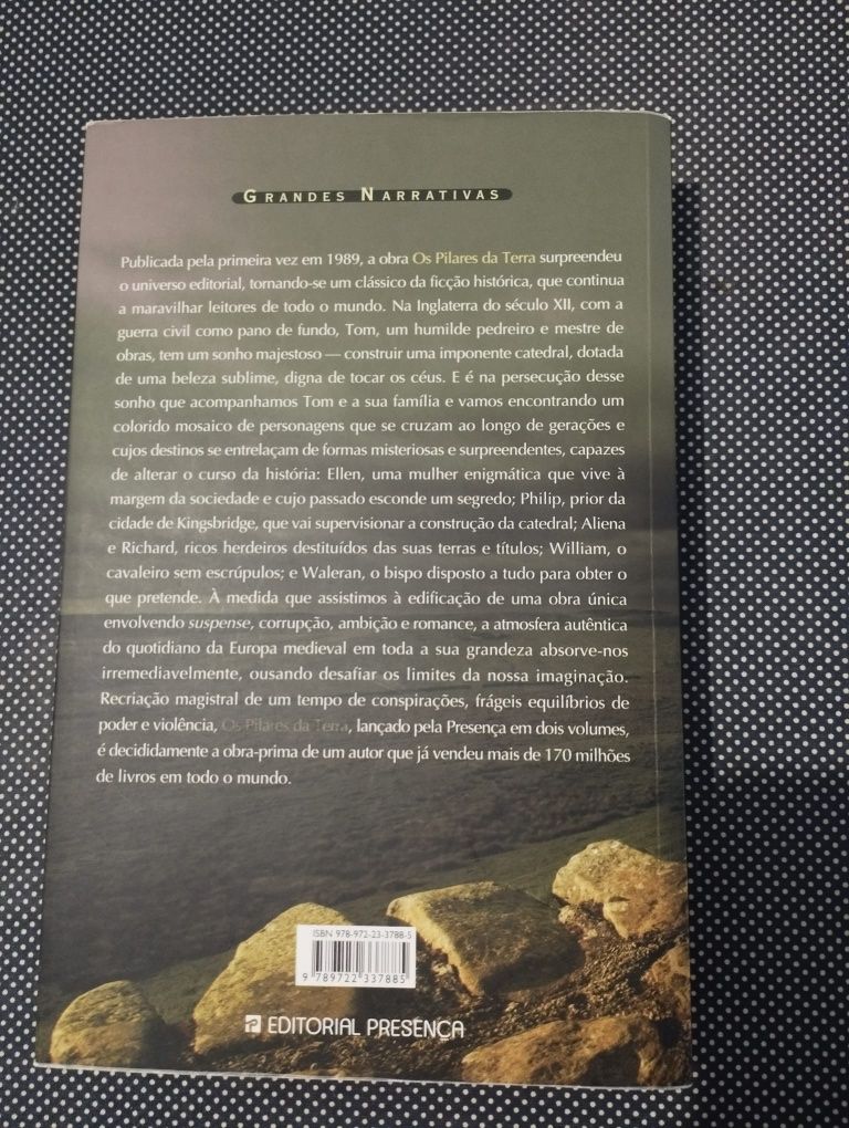 Livro "Os pilares da Terra" volume 1