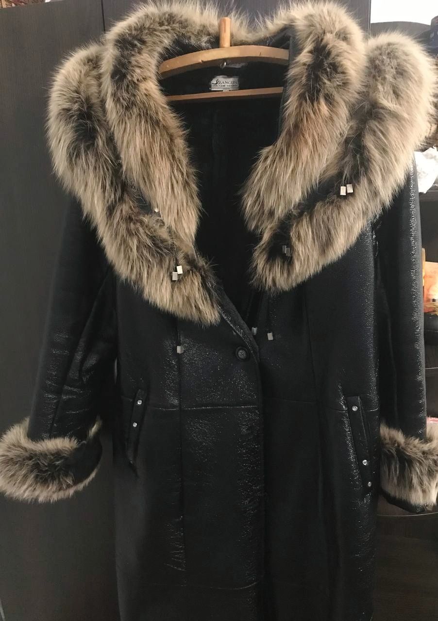 Зимове довге пальто з натуральним хутром комір