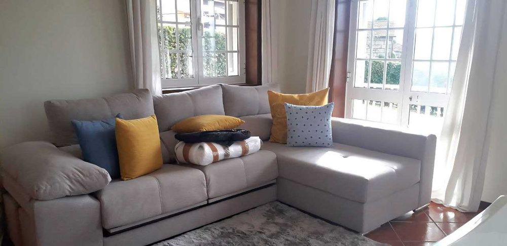 Sofá Chaise Longue com Assentos Extensíveis + 2 Puffs