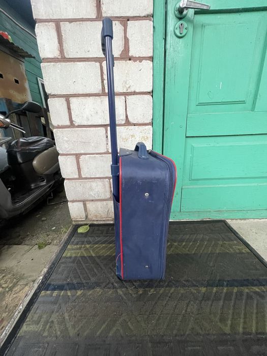 Продам дитячу валізу на колесах для подорожей