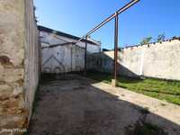 Antiga fábrica de cortiça situada num terreno urbano.