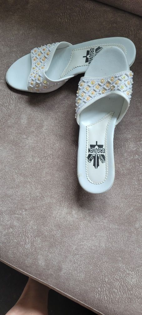 Buty klapki, nowe wykonczone małymi ozdobami na przodzie buta.