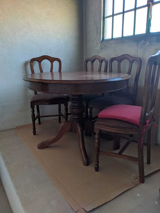 Mesa e cadeiras de sala