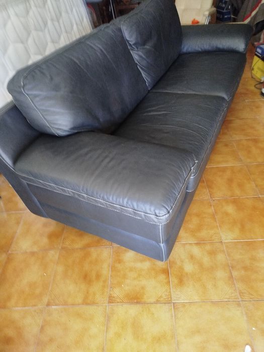 Sofá de pele preta