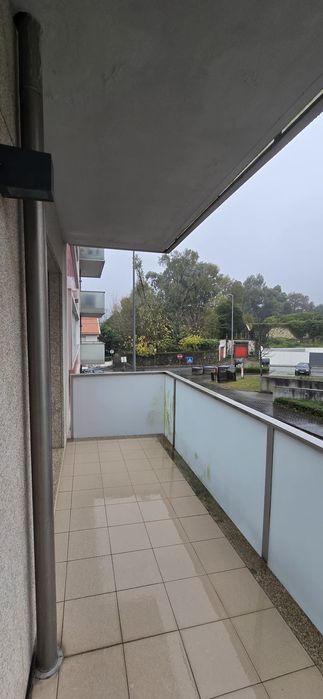 Apartamento T3 com varandas e garagem na Meadela