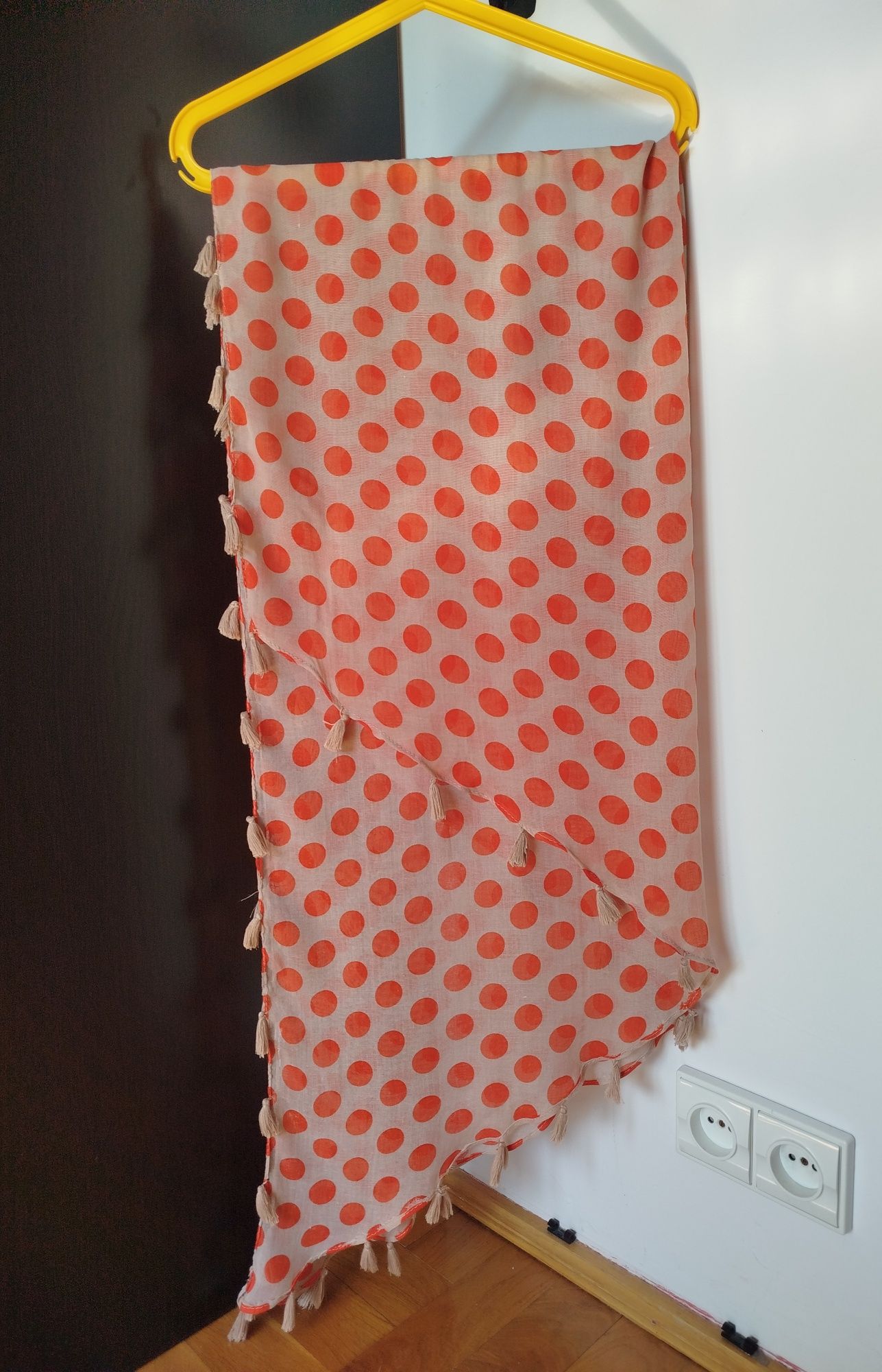 Szal (równoległobok) w kropki z frędzelkami 135/76cm