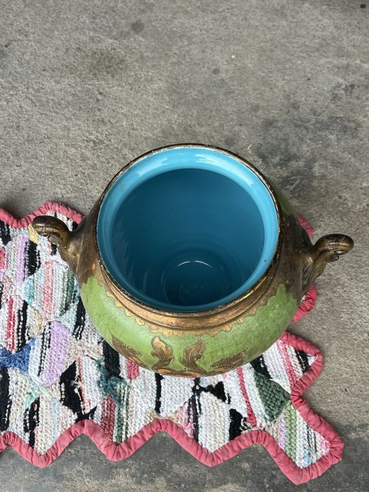 Pote em louça muito antigo