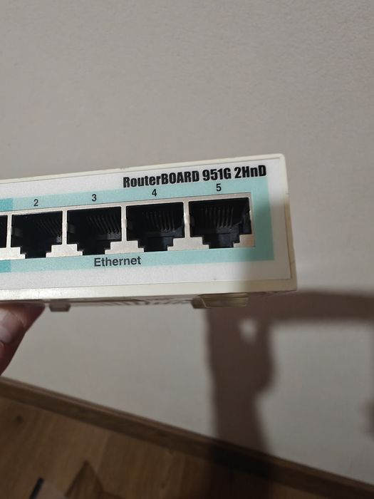 Бездротовий маршрутизатор (роутер) Mikrotik RB951G-2HnD