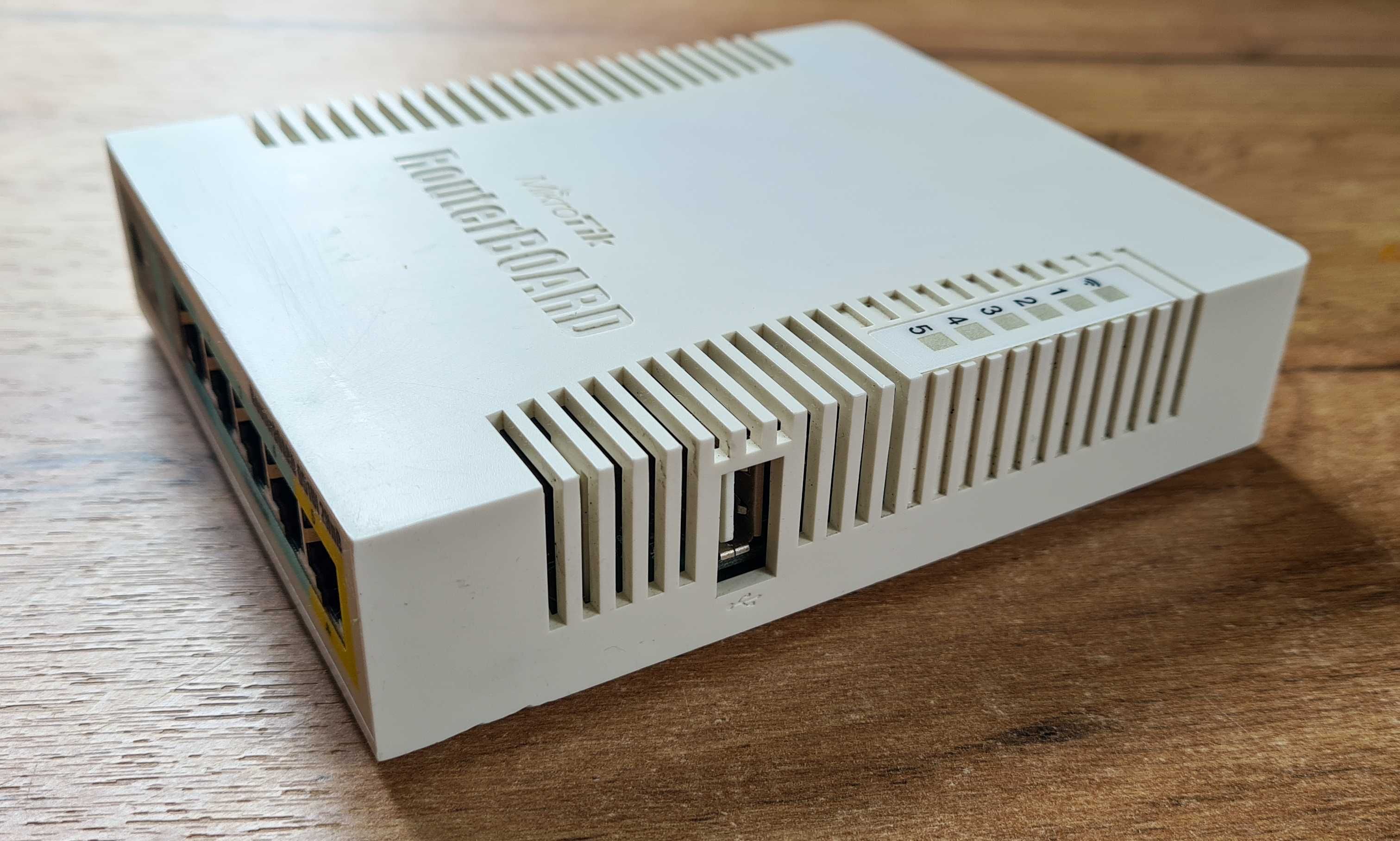 WI-FI Роутер маршрутизатор Mikrotik RB951Ui-2HND 5Lan 100Mbit USB