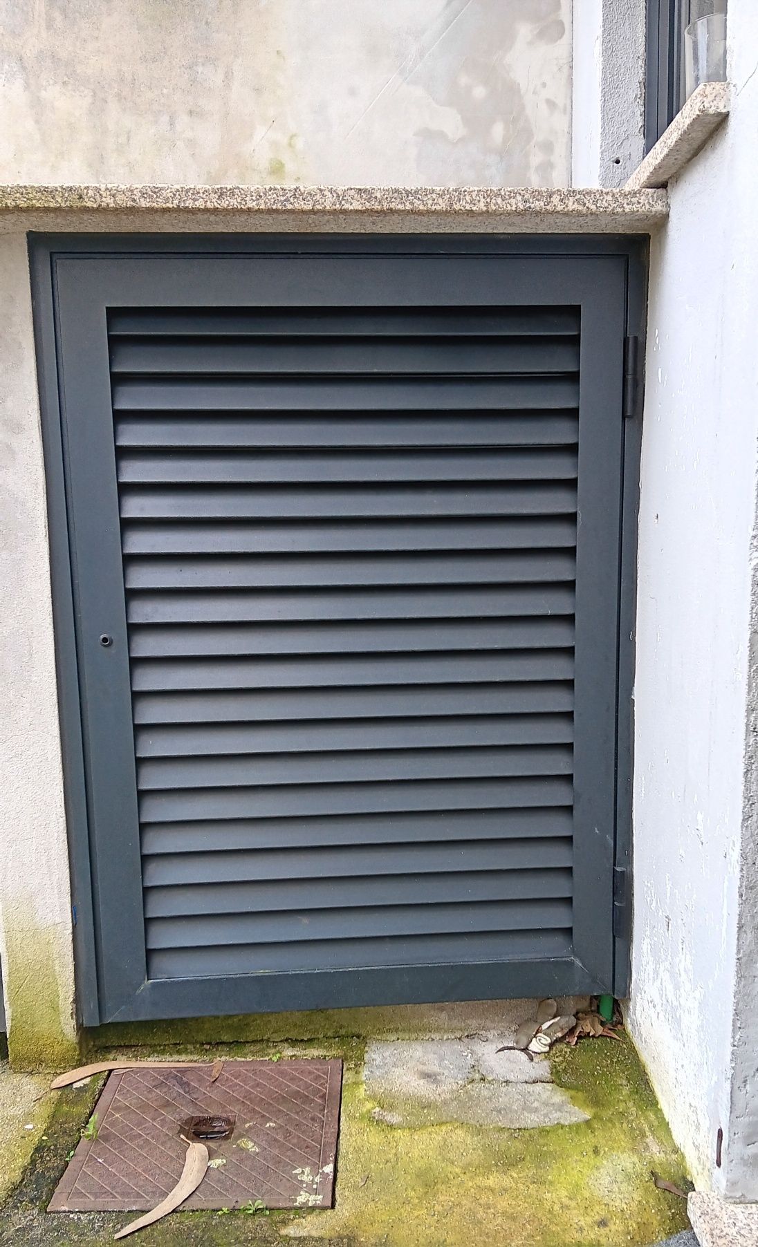Portas de alumínio com alhetas fixas Cinzento
