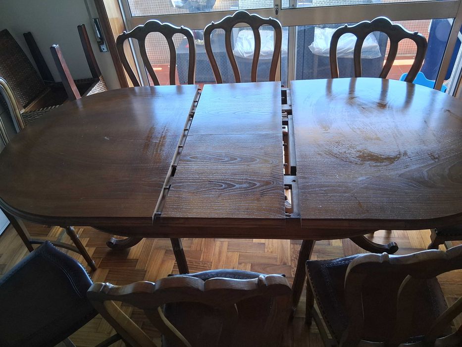 Mesa de Jantar Extensível de madeira + 8 cadeiras