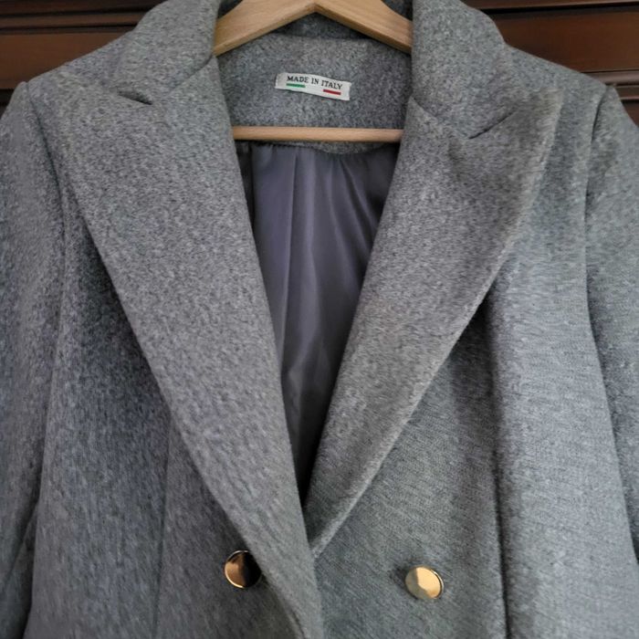 Szary, krótki płaszcz