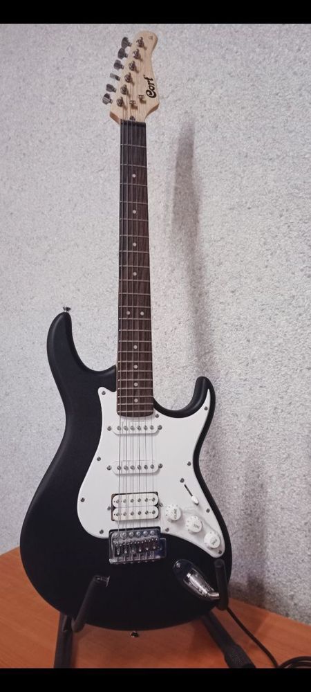 Продам гітару  Cort G110 у комплекті з комбопідсилювачем Cort CM 15 R
