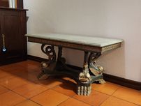 Mesa de centro madeira trabalhada e tampo em marmore