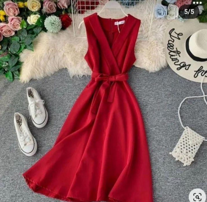 Яскрава святкова сукня