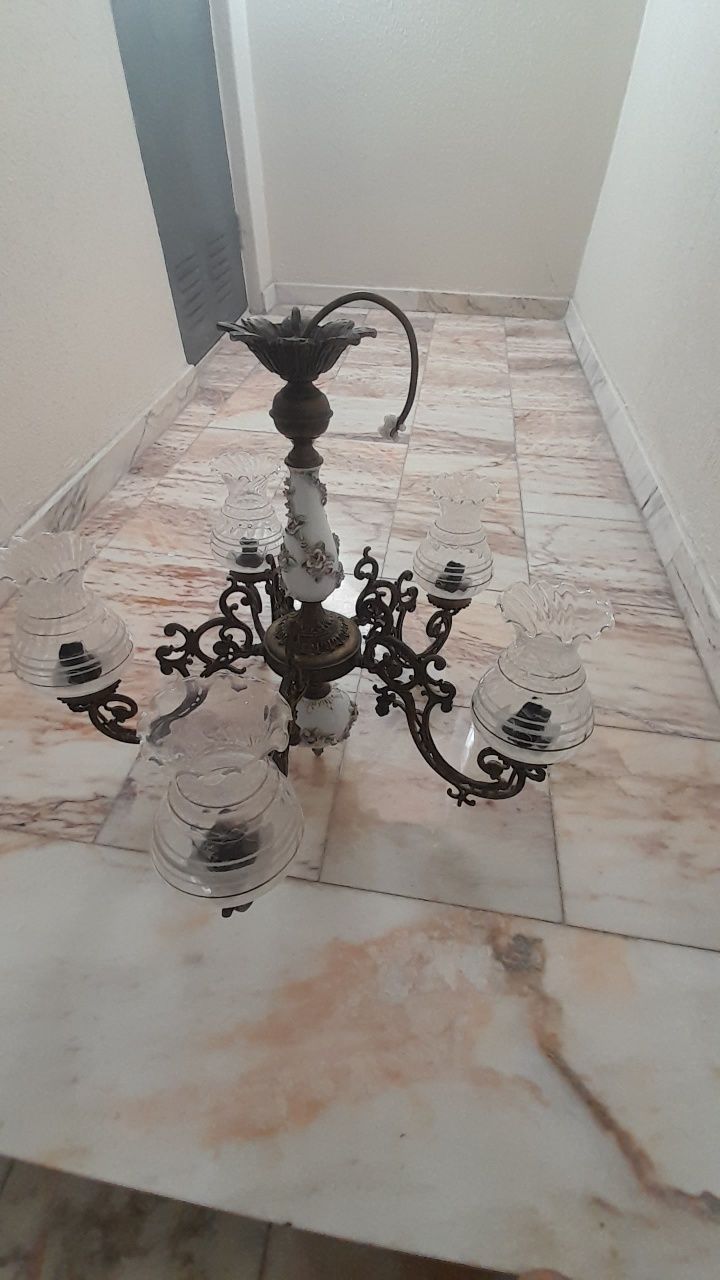 Candeiro de porcelana e latão