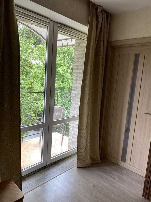 V Продам 2-кімнатну квартиру біля парку Шевченка