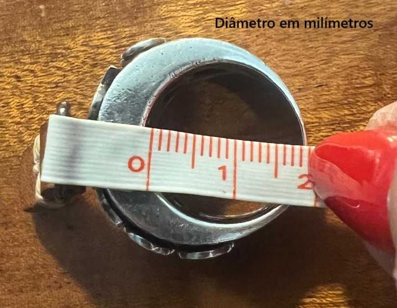 Anel de prata brilhante, com zircónias.