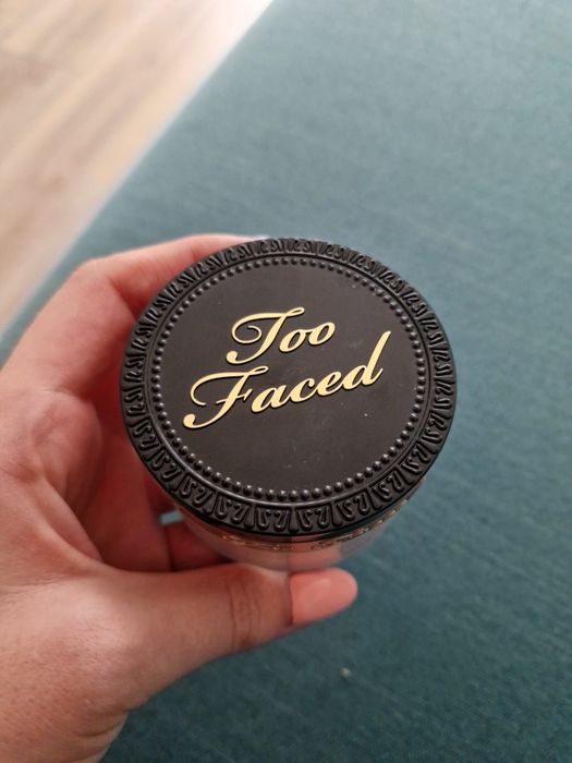 Too Faced Born This Way Puder