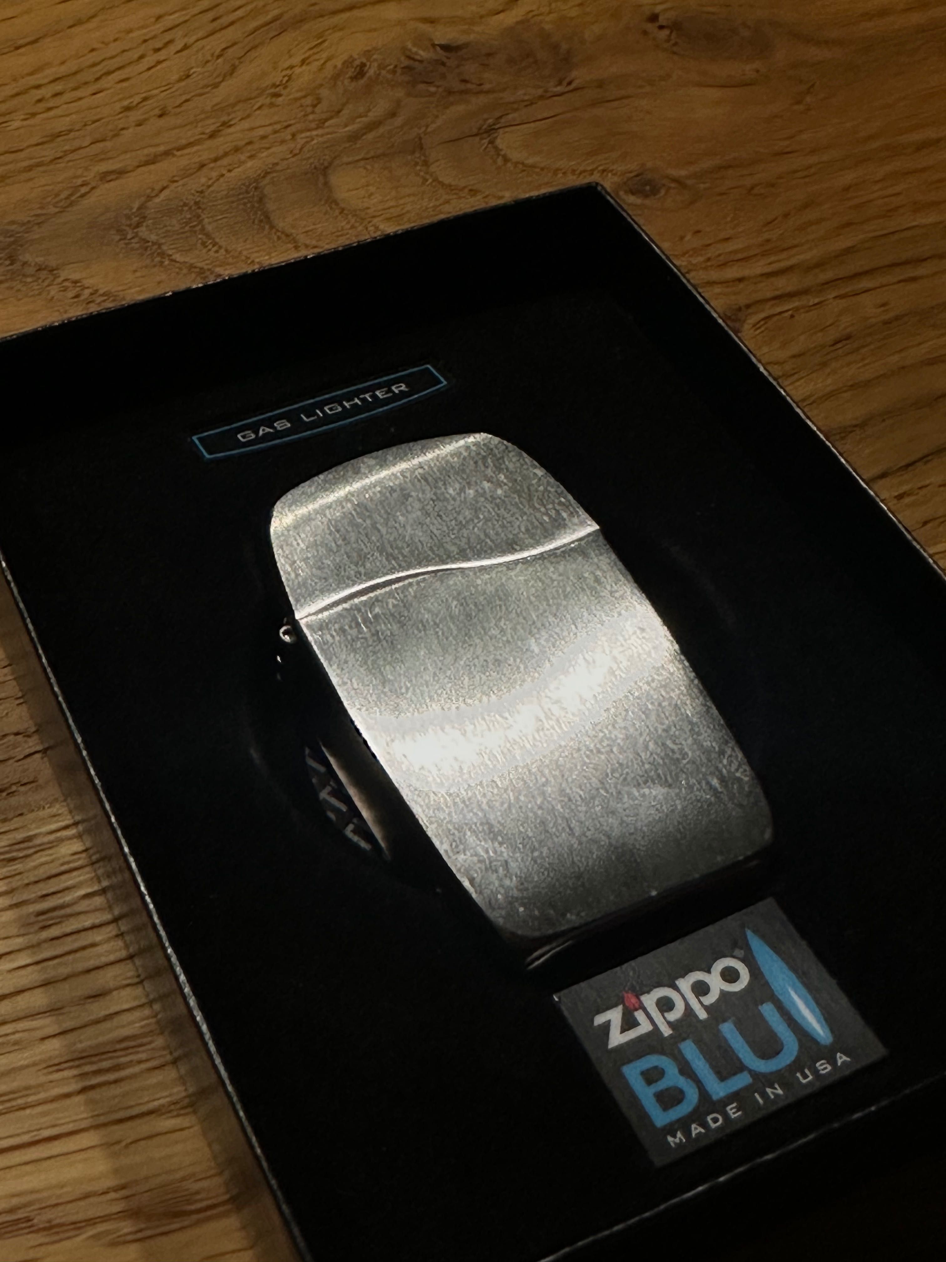 Nowa zapalniczka gazowa Zippo Blu Vertical Chrome