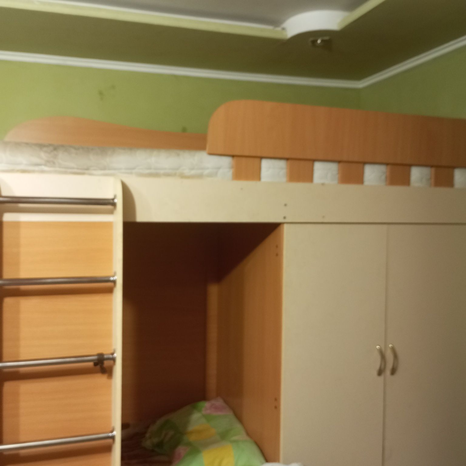 Дитяче двоповерхове ліжко