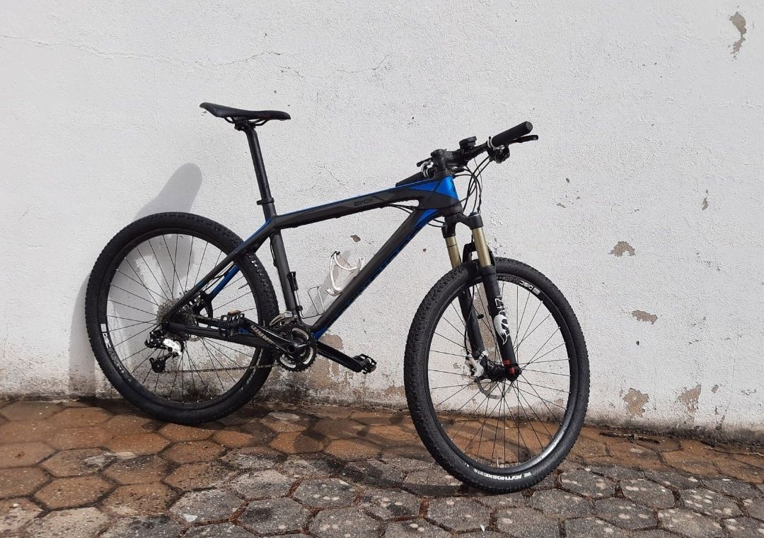 Bicicleta de BTT em carbono