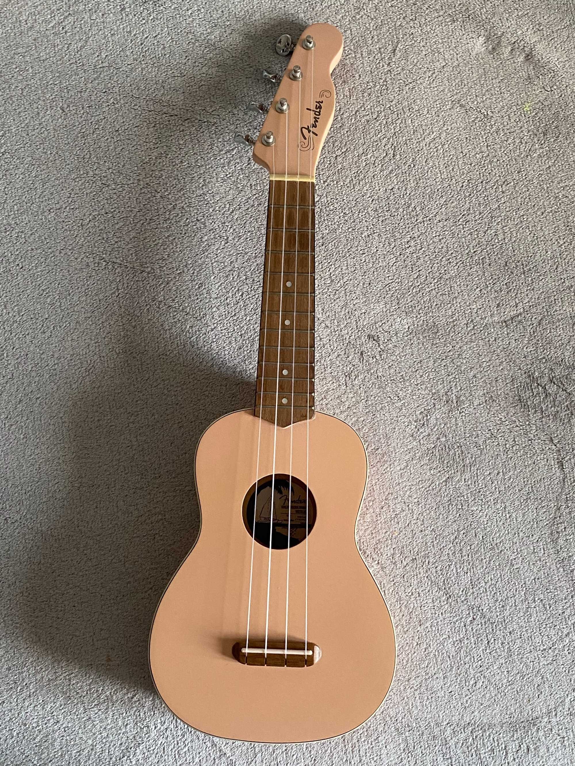 укулеле Fender, рожевого кольору з кападастром